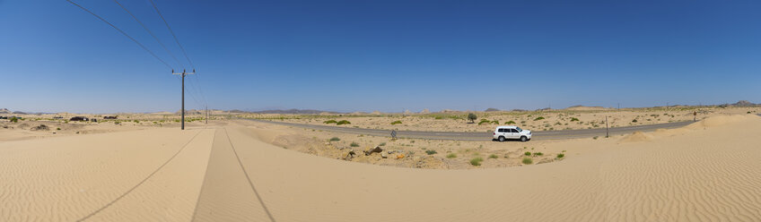 Oman, Ash Sharqiyah, Ad Daffah, Geländewagenfahrt auf Landstraße in der Wüste - AMF05145
