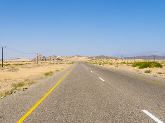 Oman, Ash Sharqiyah, Ad Daffah, Landstraße in der Wüste - AMF05146