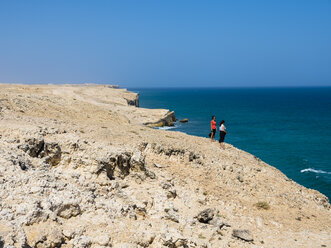 Oman, Ash Sharqiyah, Ad Daffah, zwei Frauen stehen an der Steilküste - AMF05148