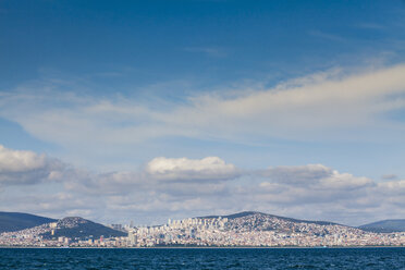 Türkei, Istanbul, Blick auf die Stadt vom Marmarameer aus - BZF00359