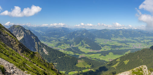 Deutschland, Bayern, Blick vom Entschenkopf ins Illertal - WGF01025