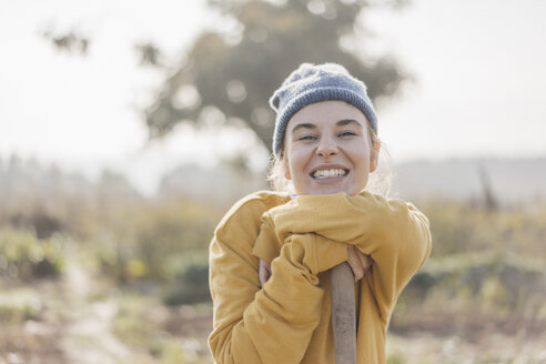 Porträt einer lächelnden jungen Frau im Garten - KNSF00757