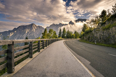 Deutschland, Berchtesgadener Land, Hoher Göll, leere Rossfeld-Landschaftsstraße am Abend - STSF01170