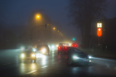 Autos auf Kreuzung im Nebel am Abend - FRF00491