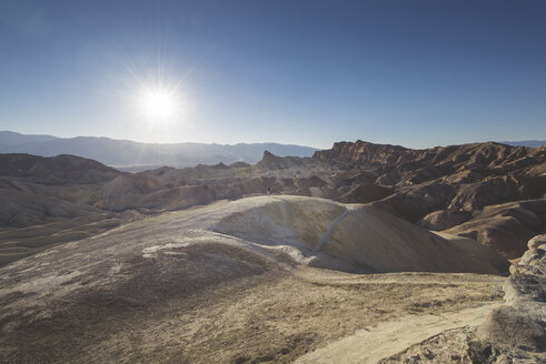 USA, Kalifornien, Death Valley National Park, Mann am Zabriskie Point - EPF00206