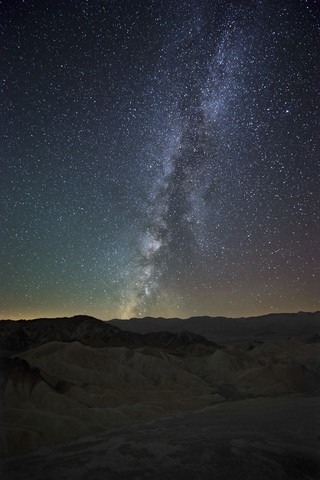 USA, Kalifornien, Death Valley National Park, Nachtaufnahme mit Sternen und Milchstraße über Zabriskie Point, lizenzfreies Stockfoto