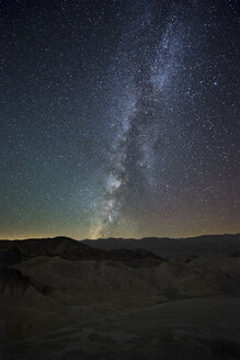 USA, Kalifornien, Death Valley National Park, Nachtaufnahme mit Sternen und Milchstraße über Zabriskie Point - EPF00207