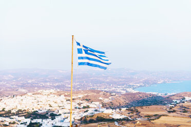 Griechenland, Milos, griechische Flagge über Plaka - GEMF01310