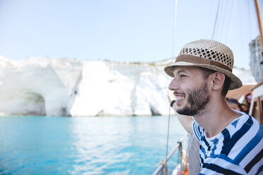 Griechenland, Milos, Mann mit Strohhut auf Segelboot - GEMF01319