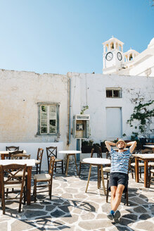 Griechenland, Milos, Klima, Mann sitzt in leerem Cafe, entspannt - GEMF01339