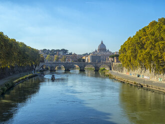 Italien, Rom, Blick auf den Petersdom und die Engelsbrücke (Ponte Sant'Angelo) - LOMF00461