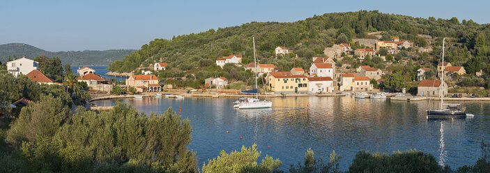 Croatia, Rava Island, view to bay of Mala Rava with moored sailing boats - SHF01945