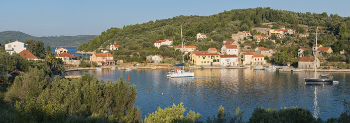 Kroatien, Insel Rava, Blick auf die Bucht von Mala Rava mit vertäuten Segelbooten - SHF01945