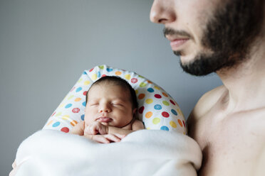 Vater hält seine neugeborene, schlafende Tochter - GEMF01343