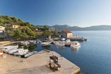 Kroatien, Dalmatien, Hafen von Mala Rava mit Blick auf die Insel Dugi Otok - SHF01948