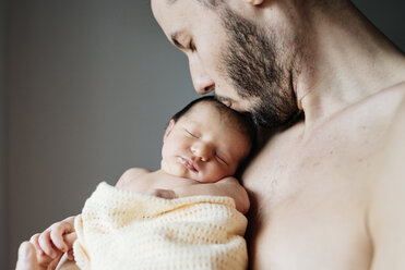 Vater küsst seine neugeborene Tochter - GEMF01346