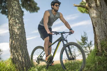 Junger Mann beim Mountainbiking in der Natur - ZEF11873