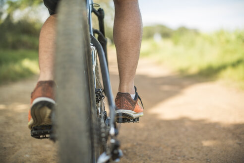 Junger Mann beim Mountainbiking in der Natur, Tiefschnitt, Rückansicht - ZEF11874