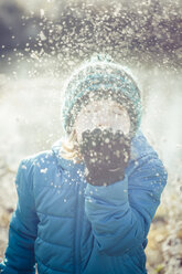 Junge beim Schneeschaufeln - SARF03096