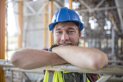 Construction worker on construction site, portrait - ZEF11886