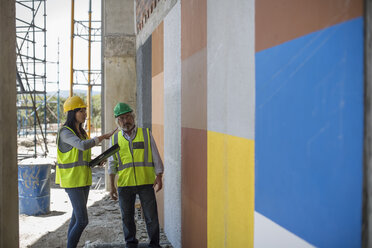 Ingenieur inspiziert Baustelle, spricht mit Arbeitern - ZEF11892