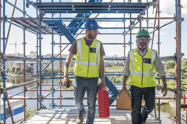 Bauarbeiter auf der Baustelle mit Werkzeugkisten - ZEF11899