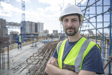 Construction worker on construction site with arms crossed - ZEF11900