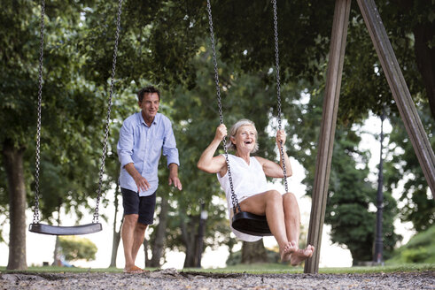 Glückliches Seniorenpaar auf dem Spielplatz - HAPF01249