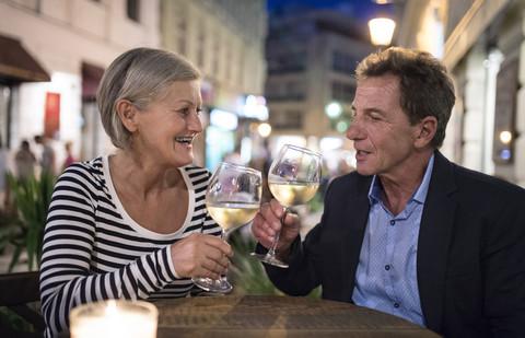 Älteres Paar trinkt Wein in einer Bar im Freien, lizenzfreies Stockfoto