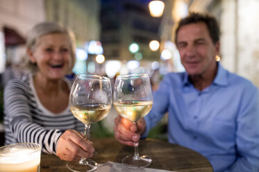 Älteres Paar trinkt Wein in einer Bar im Freien - HAPF01255