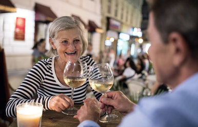 Älteres Paar trinkt Wein in einer Bar im Freien - HAPF01256