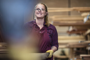 Junge Handwerkerin bei der Holzarbeit - ZEF11906