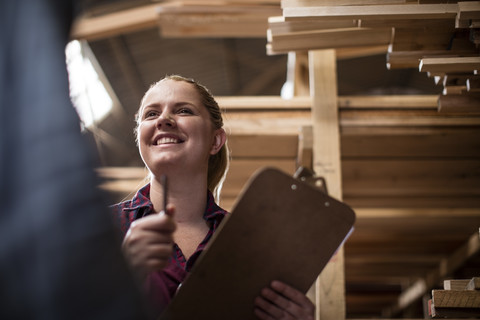 Junge Handwerkerin bei der Holzarbeit, lizenzfreies Stockfoto