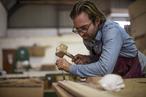 Handwerker in der Holzbearbeitung - ZEF11919