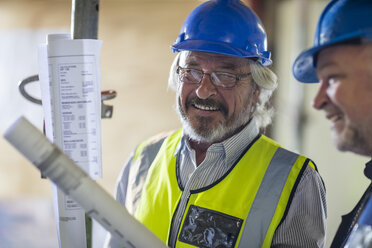 Bauarbeiter und Ingenieur besprechen das Projekt im Baubüro - ZEF11930