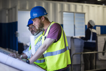 Bauarbeiter und Ingenieur besprechen das Projekt im Baubüro - ZEF11939