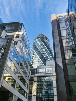 UK, London, City of London, Blick auf 30 St Mary Axe im Finanzbezirk - AMF05152