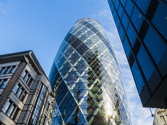 UK, London, City of London, Blick auf 30 St Mary Axe im Finanzbezirk - AMF05154