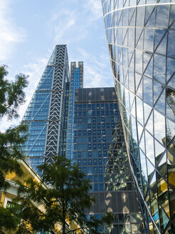 UK, London, City of London, Blick auf das Leadenhall Building und 30 St Mary Axe auf der rechten Seite - AM05155