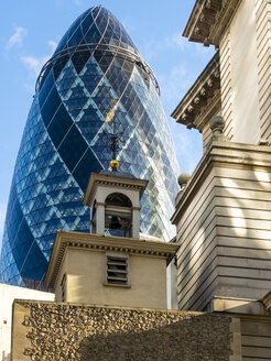 UK, London, City of London, Blick auf 30 St Mary Axe und St Andrew Undershaft im Vordergrund - AMF05157