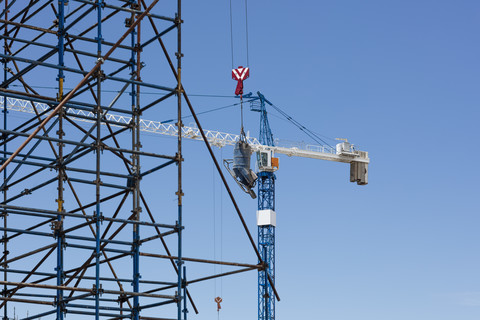 Baukran und Gerüst auf einer Baustelle, lizenzfreies Stockfoto