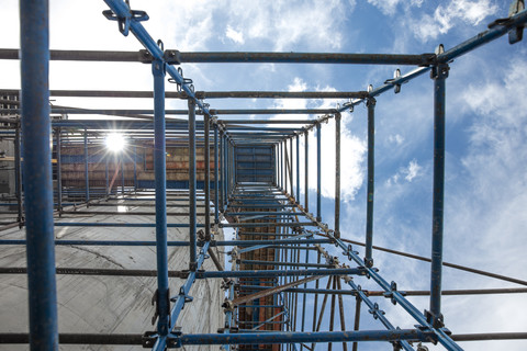 Gerüst auf der Baustelle, Blick von unten, lizenzfreies Stockfoto