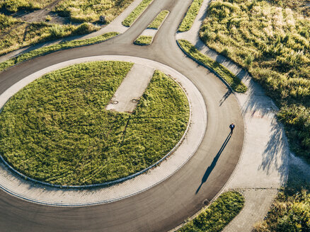 Businessman in roundabout - KNSF00802