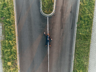 Run over man lying on road - KNSF00814