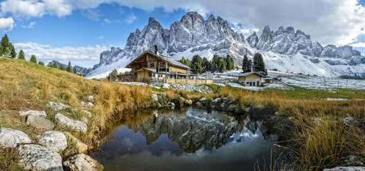 Italien, Naturpark Geisler Puez, Alpweide mit Geislergruppe und Sass Rigais im Hintergrund - HAMF00242