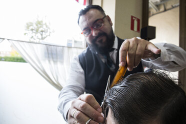 Friseur schneidet einem Mann die Haare - ABZF01675