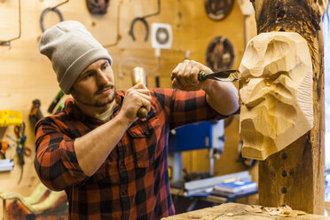 Holzschnitzer bei der Herstellung der traditionellen Krampusmaske - TCF05267