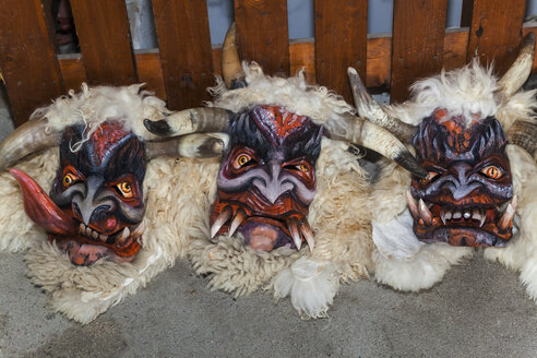 Handgefertigte Krampus-Masken aus Holz - TCF05268