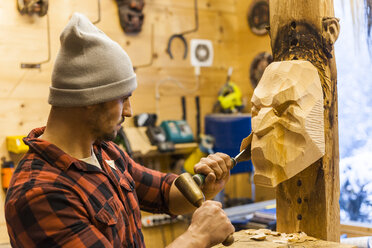 Holzschnitzer bei der Herstellung der traditionellen Krampusmaske - TCF05269