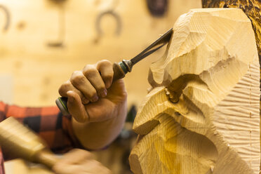 Holzschnitzer bei der Herstellung der traditionellen Krampusmaske - TCF05274